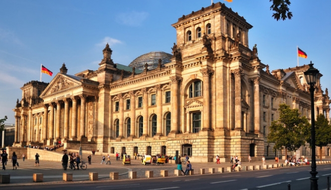 Doi turiști, arestați în Berlin după ce au făcut salutul nazist în fața Reichstagului - reichstag-1502101687.jpg