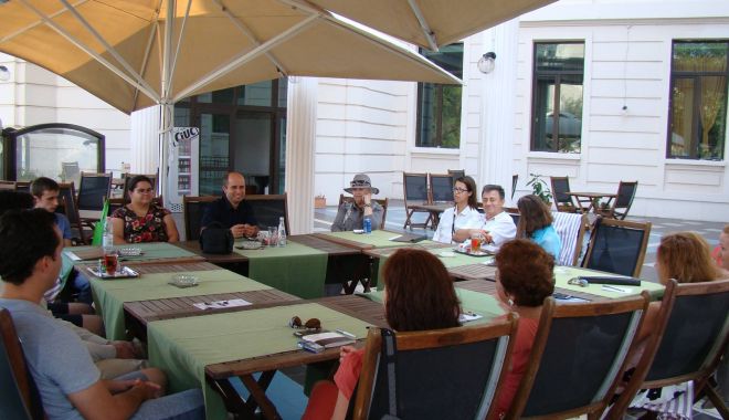 Reîncepe Cafeneaua Filosofică la malul mării! - reincepe-1565767842.jpg