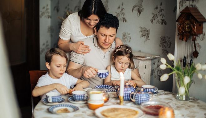 Românii muncesc prea mult și neglijează relațiile cu cei de acasă - relatii-familie-1694453786.jpg