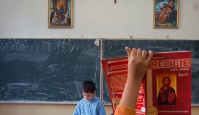 VIDEO / UN ELEV A LEȘINAT LA ORA DE RELIGIE. Vezi ce filmuleț i-a pus profesorul - religie-1456479198.jpg