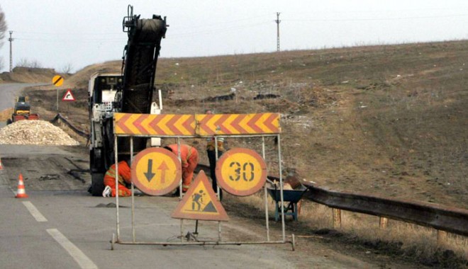 Drumul județean Nazarcea - Ovidiu  ar putea fi lăsat fără fonduri! - reparatiiasfaltdrumgf2-1308669520.jpg