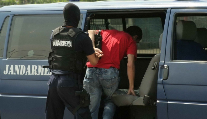 Animatoare tâlhărită în Satul de Vacanță. Polițiștii au prins doi tulceni - retinut-1496137225.jpg