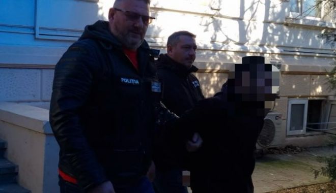 Bărbat de 26 de ani reținut de polițiști pentru că fura din autoturisme