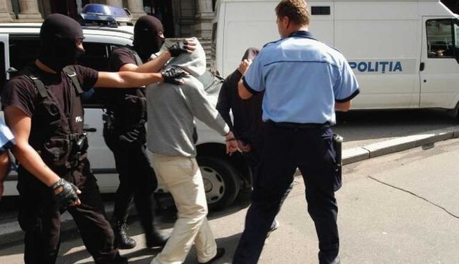 Un copil de 13 ani a dat un jaf de proporții. Băiatul a furat 13.000 de euro, 300 de dolari și bijuterii de valoare - retinuti-1521289864.jpg