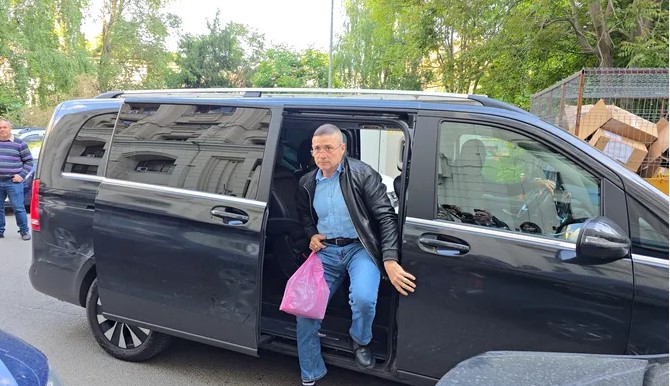 Procurorii Teodor Niță și Gigi Valentin Ștefan au fost reținuți pentru 24 de ore în urma perchezițiilor