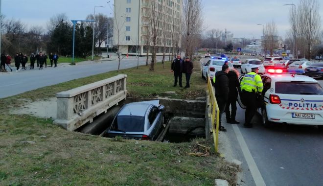 Constănțeanul care a plonjat cu mașina în canal, în Mamaia, a fost reținut - retinutmasinacanal-1578691177.jpg
