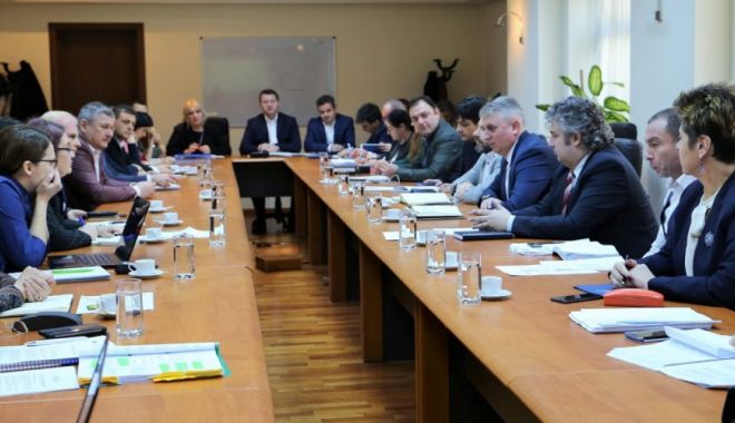 Reuniune de lucru privind finanțarea autostrăzii Sibiu - Pitești - reuniunefinantareautostrada-1579002609.jpg