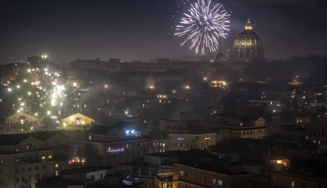 Cum vor petrece românii Revelionul. Rafila:  „Nu vor fi luate măsuri stupide. Oamenii să se protejeze în continuare” - revelion-1638715838.jpg