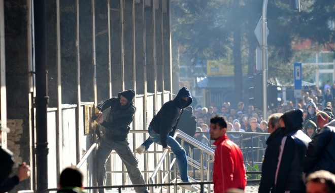 Revoltă împotriva sărăciei și șomajului, în Bosnia-Herțegovina - revolta-1391844494.jpg