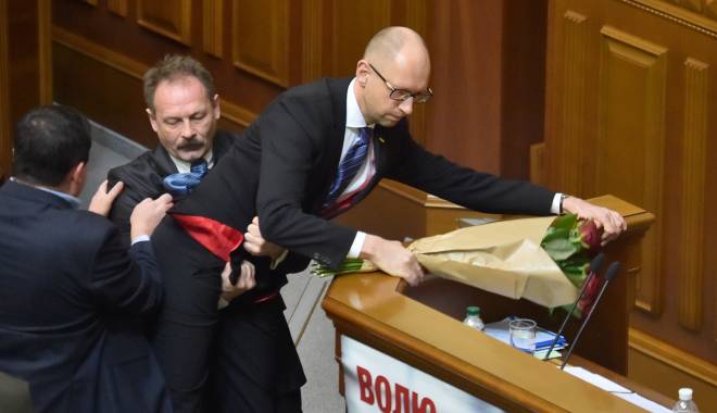 Ucraina: Confruntări în Parlament, după ce premierul a fost atacat de un coleg de coaliție - revolta-1449855031.jpg