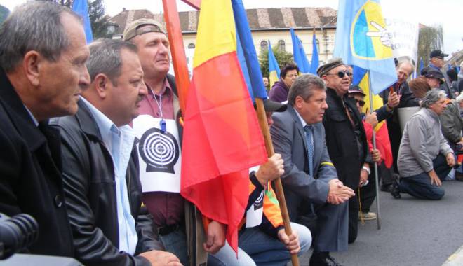 Revoluționarii își vor primi indemnizațiile în 2015 și 2016 - revolutionarii-1419011461.jpg