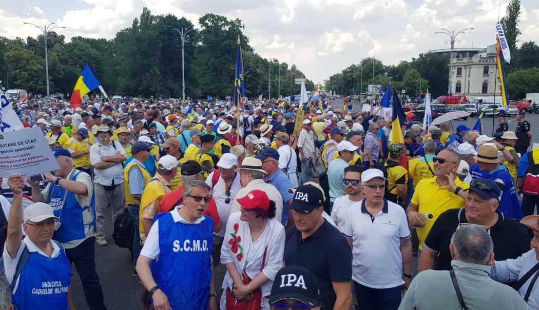 Peste 11.000 de cadre militare în rezervă își strigă din nou nemulțumirile în Piața Victoriei