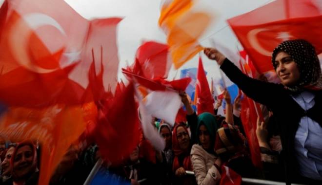 AKP este câștigătorul clar al alegerilor parlamentare - rezultatealegeriturcia-1433745742.jpg