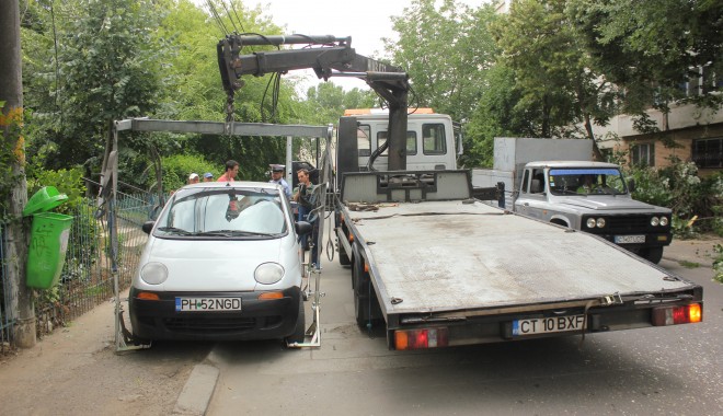 Reclamații la Poliția Locală privind rablele de pe trotuare - ridicaremasinapolitialocala-1383317327.jpg