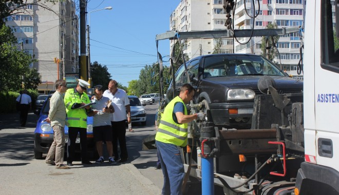 ATENȚIE! Polițiștii locali RIDICĂ MAȘINILE scoase la vânzare pe trotuare / GALERIE FOTO - ridicaremasinizonabrotacei1-1369671982.jpg