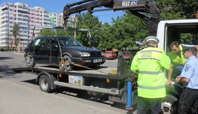 ATENȚIE! Polițiștii locali RIDICĂ MAȘINILE scoase la vânzare pe trotuare / GALERIE FOTO - ridicaremasinizonabrotacei10-1369672081.jpg