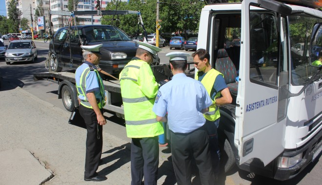 ATENȚIE! Polițiștii locali RIDICĂ MAȘINILE scoase la vânzare pe trotuare / GALERIE FOTO - ridicaremasinizonabrotacei14-1369672114.jpg