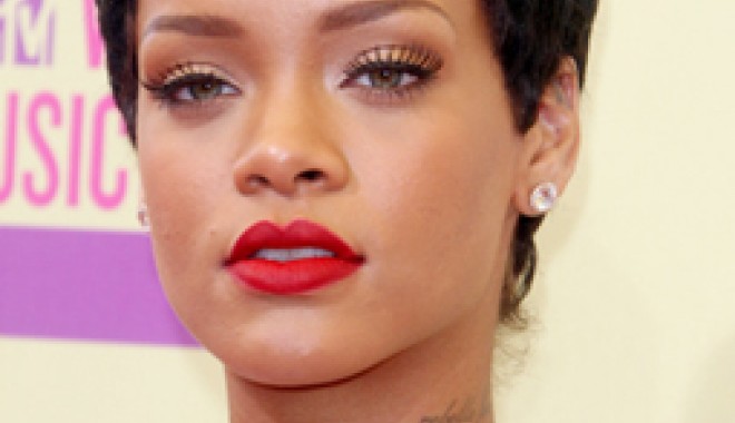 Rihanna surprinde  cu o nouă schimbare de look - rihanna-1347194767.jpg