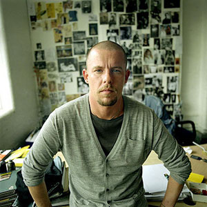 Alexander McQueen și-a lăsat averea câinilor, familiei, apropiaților și unor asociații de binefacere - ripalexandermcqueen-1311749073.jpg