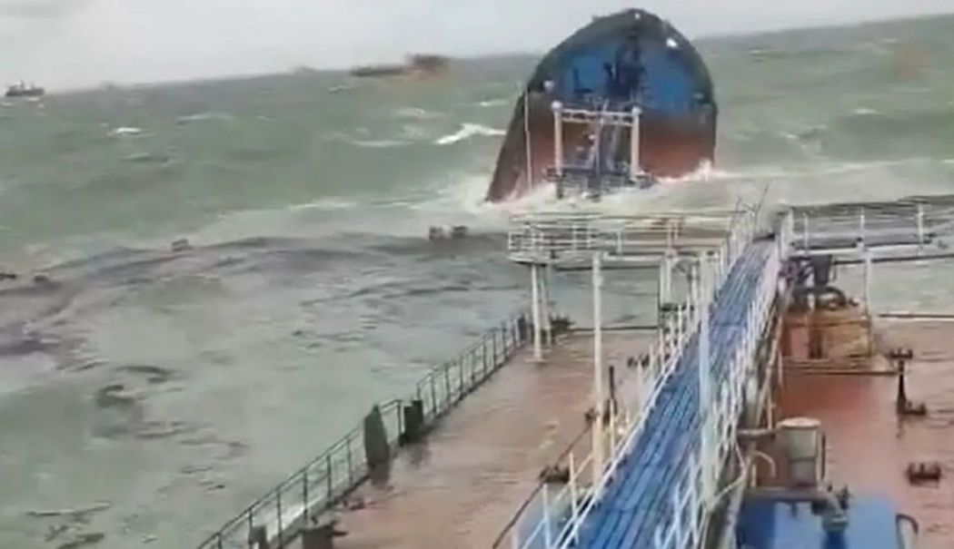 Risc de dezastru ecologic în Marea Neagră după scufundarea a două tancuri petroliere rusești - risc-de-dezastru-1734336450.jpg
