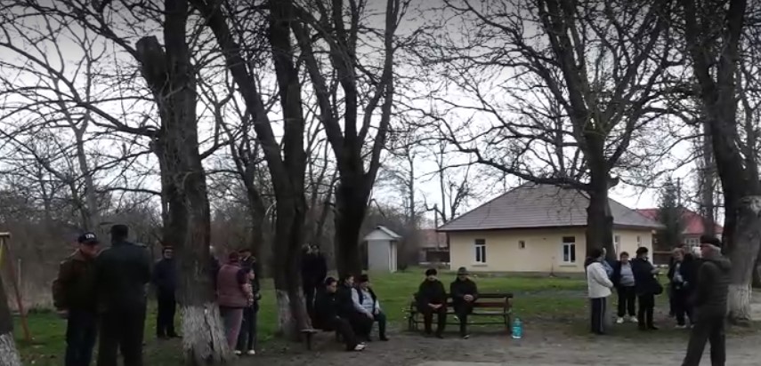 Scandal într-un sat. Localnicii nu vor demolarea școlii cu risc seismic - risc-seismic-1774511128.webp