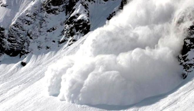 Grup de turiști, surprins de o avalanșă în Masivul Bucegi. Un bărbat a fost găsit mort - riscinsemnatdeavalansalabalealac-1544363866.jpg