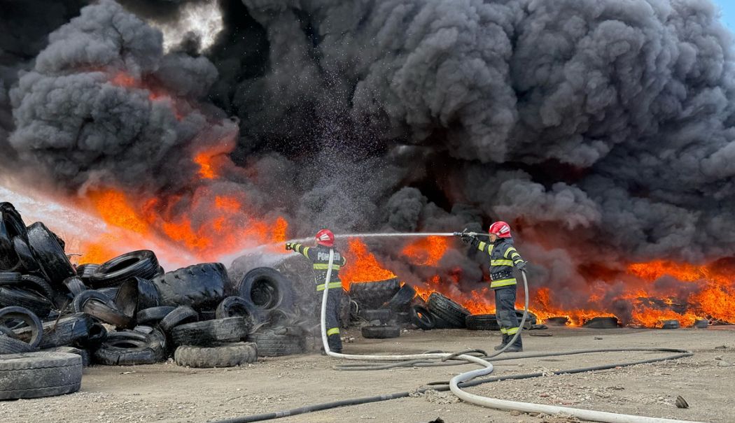 Incendiu de proporții la un depozit de anvelope din Tulcea. A fost emis RO-Alert - roalerttulceacauciucuriisudelta2-1740139209.jpg