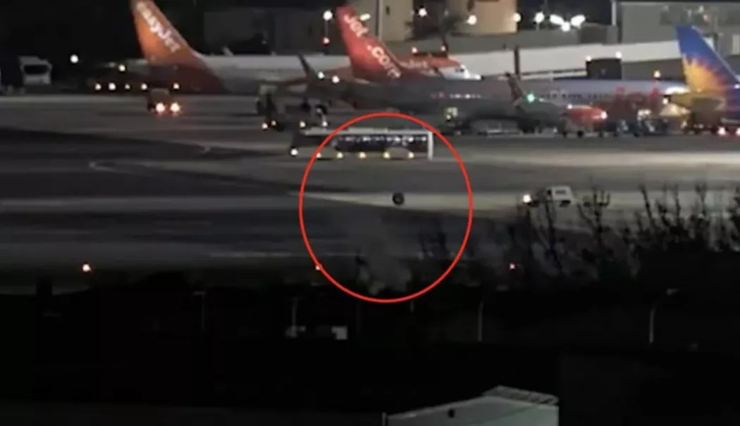 Incident neobișnuit pe aeroport. O roată de avion s-a rostogolit necontrolat pe pistă - roata-avion-1784098632.webp