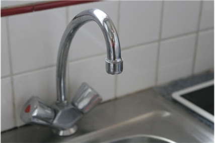 Zona Industrială, lăsată fără apă din cauza unei avarii RAJA - robinet-1322035108.jpg