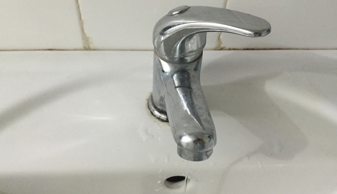 Avarie RAJA. Mai multe străzi din Eforie Nord au rămas fără apă rece - robinetfaraapa-1505989940.jpg