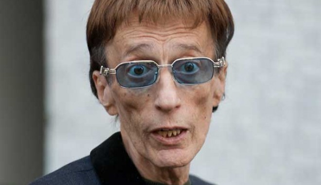 Robin Gibb, fostul solist al grupului Bee Gees, și-a recăpătat cunoștința, după ce a fost timp de câteva zile în comă - robingibb-1335017545.jpg