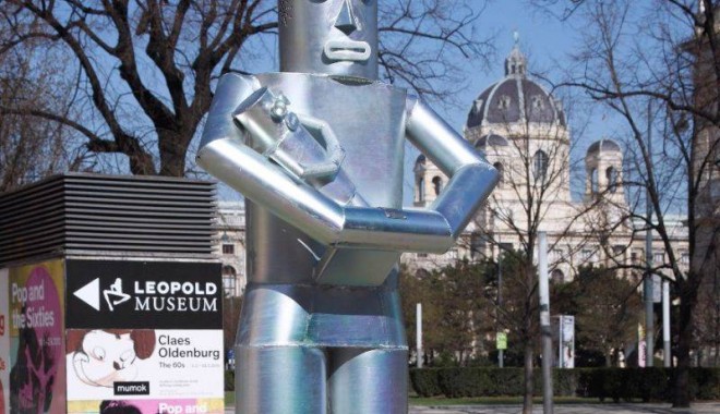 Na cultură! Cum cerșește un român cu ultima sa invenție - robotcersetor-1332835657.jpg