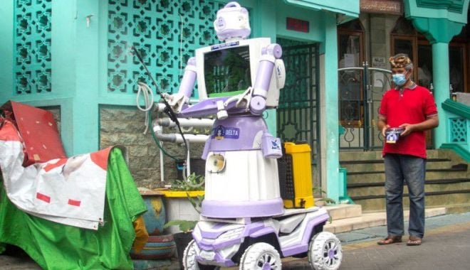 Un robot făcut din vechituri igienizează străzile din Indonezia - robotfacutdinvechituri-1628717231.jpg