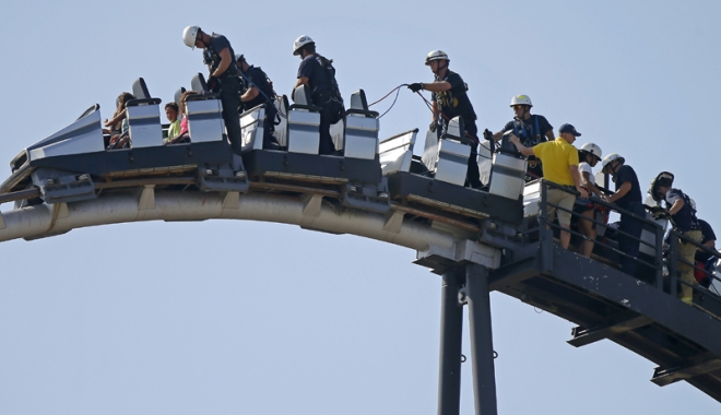 Tragedie într-un parc de distracții. Rollercoaster prăbușit! - rollercoastertragedie-1477403096.jpg