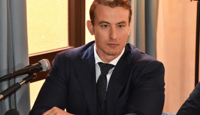 Un tânăr român s-a dat drept fiul unui magnat al petrolului și a înșelat diferite companii din Italia
