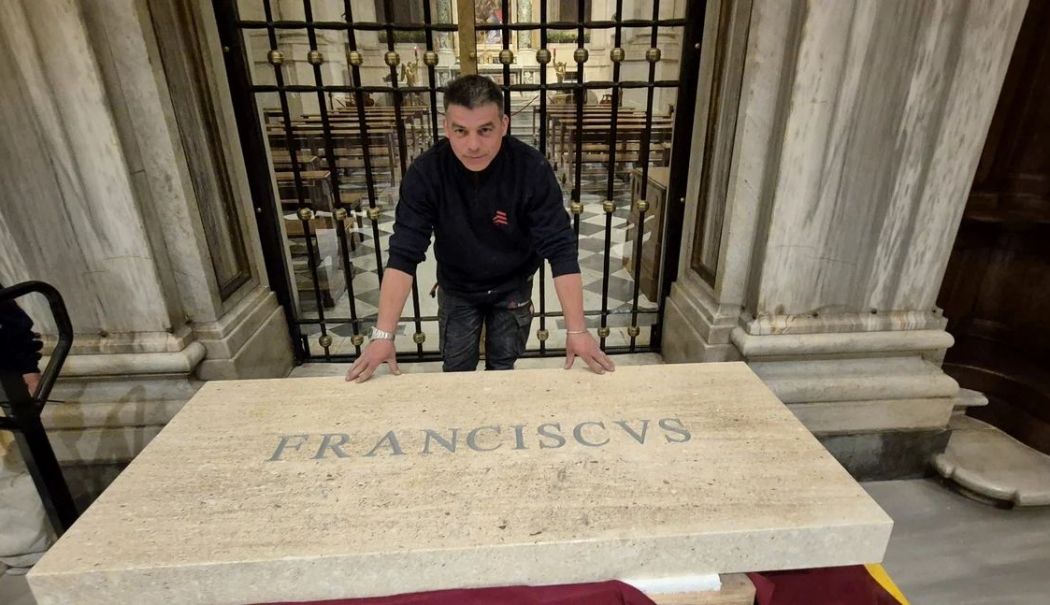 Un român a făcut parte din echipa care a amenajat cripta Papei Francisc - roman-1745766801.jpg