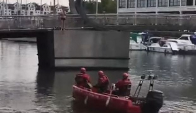 VIDEO - Scene revoltătoare petrecute în Marea Britanie: Un român care a amenințat că se aruncă de pe un pod, încurajat de englezi să se sinucidă: 