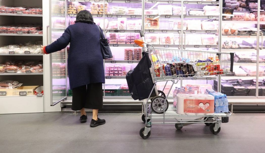Românii, printre europenii care nu își permit o masă cu carne - romani-1756982759.jpg