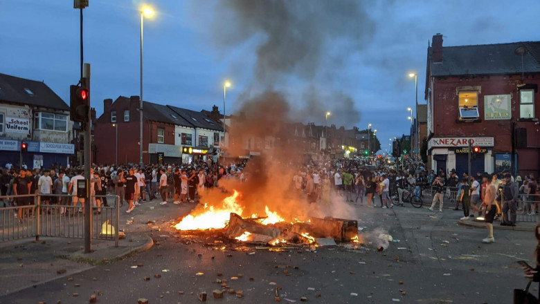 Nouă români au fost reținuți în urma violențelor din Leeds. Precizările MAE - romani-arestati-leesd-1721569224.jpg