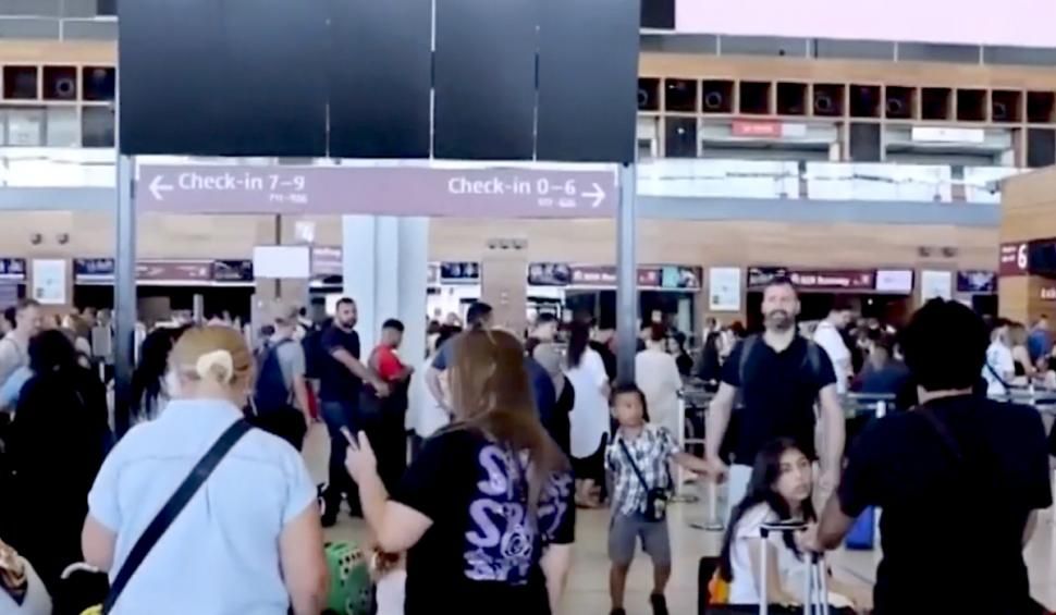 Sute de români sunt blocați pe un aeroport din Egipt de 30 de ore - romani-blocati-1722439715.jpg