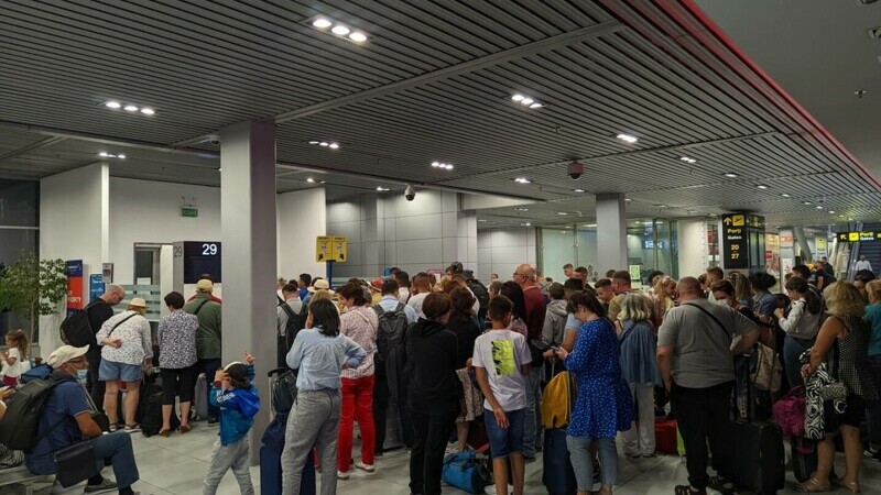 Zeci de români blocați ore întregi pe aeroportul din Antalya