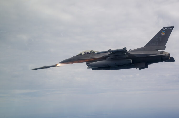 Statele Unite aprobă vânzarea de rachete AIM-120 AMRAAM către România