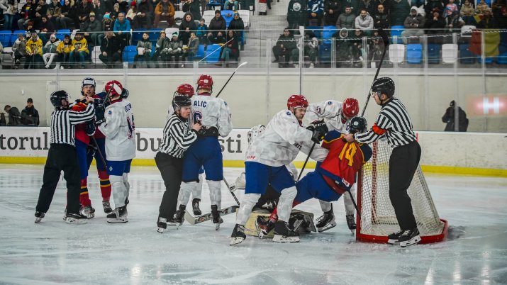 România, învinsă dramatic la Campionatul Mondial Under-20 de hochei pe gheață - romania-hochei-1767705909.webp