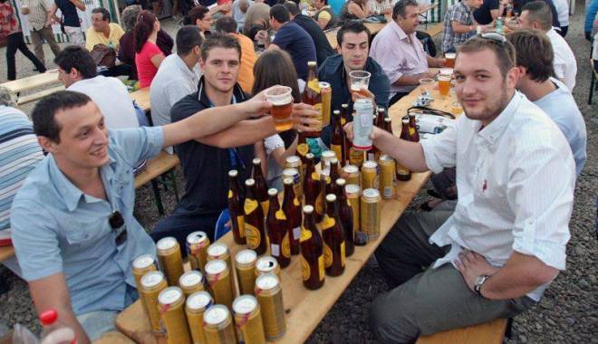 Românii au băut mai mută bere în 2015 - romaniiaubaut-1444738143.jpg