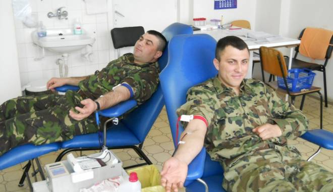 Militarii Academiei Mircea cel Bătrân au donat sânge în scopuri caritabile - romanmilitaridonaresange14087066-1417788127.jpg