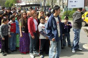 Cât pierde economia națională anual prin discriminarea romilor pe piața muncii - romi-1316696877.jpg