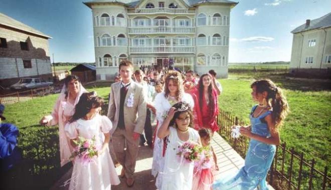 Cu cât se ”vinde” o mireasă minoră în comunitățile de romi. Fetele sunt ”arvunite” de la vârste fragede