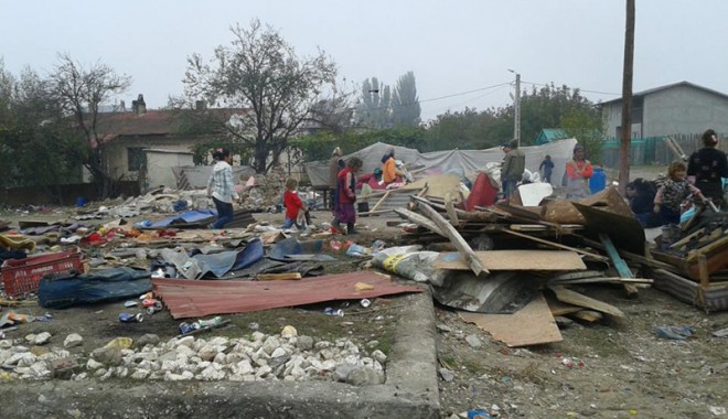 Ce soluții a găsit Primăria pentru romii din Eforie - romievacuatieforie-1381765378.jpg