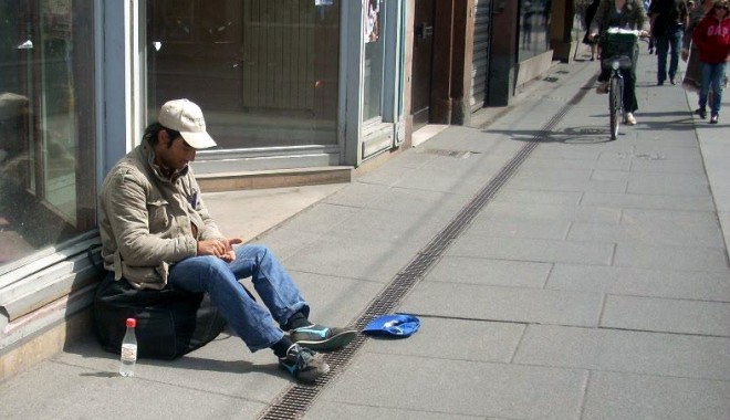 Mai mulți romi handicapați din România s-au vindecat miraculos la un post de poliție din Slovacia - romihandicapatislovacia-1345038350.jpg