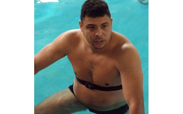 Unul dintre cei mai buni jucători de fotbal din istorie cântărește astăzi peste 100 de kilograme! - ronaldogras-1350906356.jpg